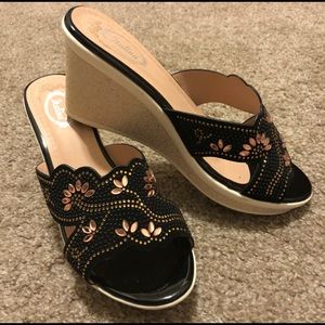 👡Black and gold wedge sandals